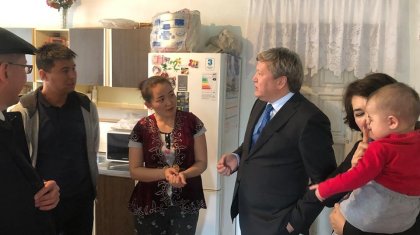 Шымкенттің бас дәрігері клизмадан күйіп қалған баланың үйіне барды