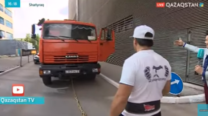 Тимур есімді толағай жігіт 15 тонналық КамАЗ көлігін сүйреді (ВИДЕО)