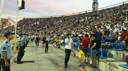 Полицейлерге бөтелке лақтырды: Шымкенттегі футбол матчында жанкүйер алаңға жүгіріп шықты (ВИДЕО)