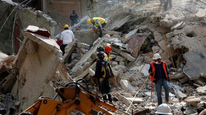 1 адам қайтыс болған: салынып жатқан ғимараттың қабырғасы опырылып қалды (ВИДЕО)