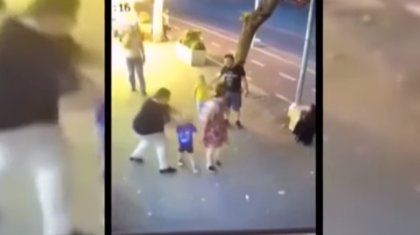 Әйел көшенің қақ ортасында кішкентай баланың бетін пышақпен тілгілеп кетті (ВИДЕО)