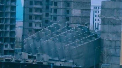 «Жер сілкінісі екен деп ойладым»: Нұр-Сұлтанда жаңа салынып жатқан үй құлады (ВИДЕО)