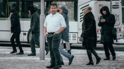 Нұр-Сұлтанның 30 градус аязында ер адам қысқа жейдемен беймарал жүр