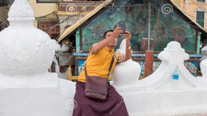 Тығылып темекі шегіп, телефонмен ойнаған монах тоқ ұрып өлді