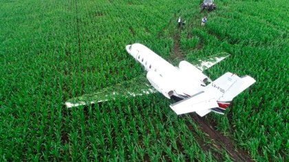 Жолаушылар ұшағы шұғыл түрде жүгері алқабына қонды