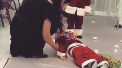 «Корпоративті кештен кейін»: кішкентай Аяз Ата ертеңгілік кезінде ұйықтап қалды (ВИДЕО)