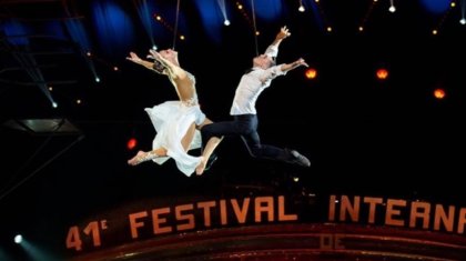 Шоу көрсетпекші болған әртістер 10 метр биіктіктен құлап ұятқа қалды (ВИДЕО)