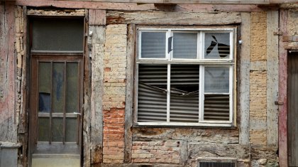 Нұр-Сұлтанда бір көшеде орналасқан ескі үйлер сүріледі