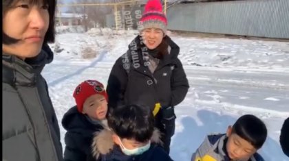 «Не таратып жүрсіңдер?»: үш әйелдің мектеп оқушыларына ұстатқан кәмпиттері күдік тудырды (ВИДЕО)