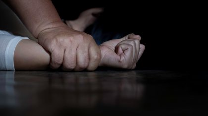 «Диваннан жастық алып тұншықтыра бастады»: пациент мейірбикені үйіне шақырып зорлаған