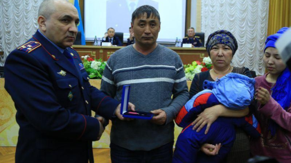 Біреудің отбасы үшін жанын қиған полицейдің жанұясына пәтер берілді