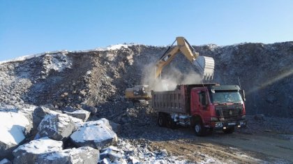 «Зираттар қазылып қалған»: Қарағанды облысының тұрғындары Бектауата шоқыларының бұзылуына наразы