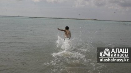 «Ешқашан түнде суға барма»: көршінің баласы судағы өз бейнесіне қарап, сықылықтап күледі
