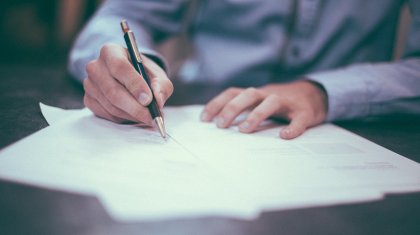 Мектеп мұғалімдеріне жасыл түсті қалам мен қойын дәптер ұстау міндеттеліп жатыр