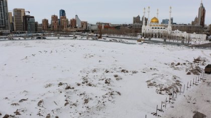 «Бұл ауыл емес қой»: балалары мектепке сыймай жатқан елордалықтар «заңсыз» үйдің тұрғызылуына қарсы
