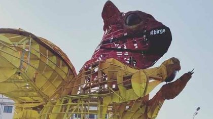 Коронавирус: Алматыдағы алып тиінге де маска кигізіп қойды