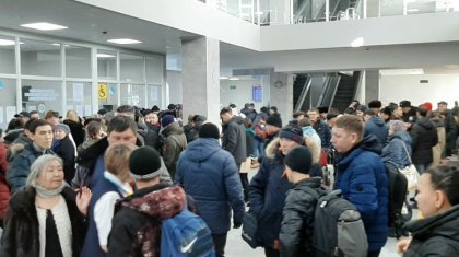 «Жылжымай отырмыз»: Әуежай мен пойызға билет алғандар ақшаларын қайтара алмай әлек