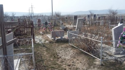 Жеңіл қаржыға дәніккендер енді бейіт қоршауларына ауыз салған