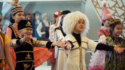 Елордалық жасөспірімдер қазақстандықтарды Бірлік күнімен ерекше құттықтады (ФОТО, ВИДЕО)