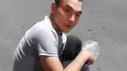 «Мына көрініс жиіркенішті»: заңгер аулада желім иіскеп отырған баланы полицияға ұстатып жіберді (ВИДЕО)