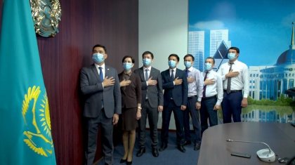 Жители столицы поддержали патриотическую акцию, посвященную Дню государственных символов (ВИДЕО)