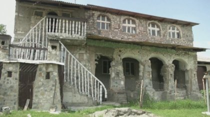 70 жастағы қария тастан үй тұрғызды