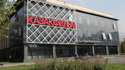 «Бізді адам деп есептемейді»: қазақ киногерлері президентке саланың былық-шылығын айтып шағымданды