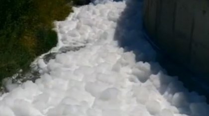 Алматыда өзеннің сабын көбігіне айналған ВИДЕОсы пайда болды