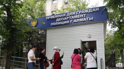 Полицейлер Қазақстанның бірнеше қаласында белсенділердің үйін тінтіп, қамауға алды