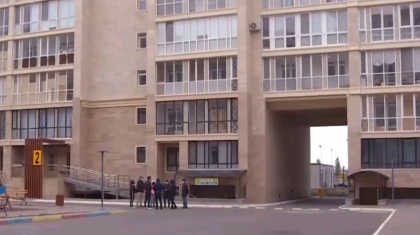 «10 рет сот болған шығар»: Елорда тұрғындары «ақылды үйлердің» сапасына наразы (ВИДЕО)