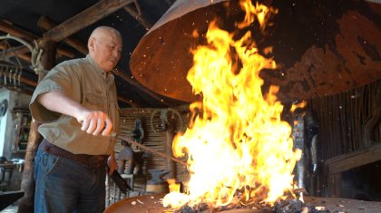 Ұсталықпен 40 жыл айналысқан азамат қару-жарақ жасау тәсілін көрсетті (ВИДЕО)