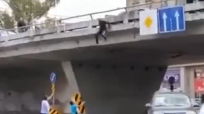 Алматыда ер адам көпірден секіріп, жарақат алды (ВИДЕО)