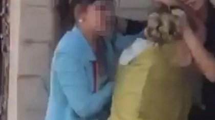 Желіде келіні мен енесінің төбелесіп, шаш жұлысқан видеосы тарап кетті