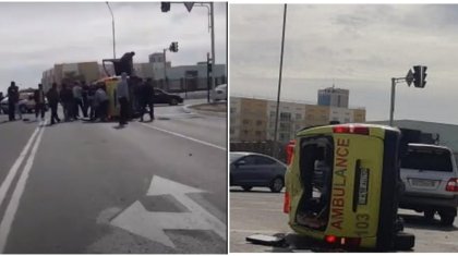 Ақтауда жедел жәрдем көлігі аударылып, төрт адам жарақат алды (ВИДЕО)