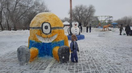 Әскери қызметшілер жаңа жыл қарсаңында балаларға қардан мүсіндер жасап берді