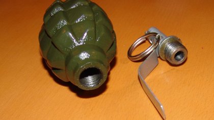 Алматыда белгісіз біреу жеке үйдің есігіне жарылғыш зат байлап кеткен