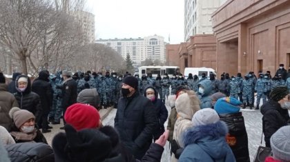 «Ондай нәрсе бар!»: отбасыға қатысты заң жобасына наразы әйелдер Министрліктер үйін шулатты