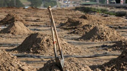 Өлілердің қатарына қосылған келіншек өзінің жерлеу рәсімінде «тіріліп кетті»