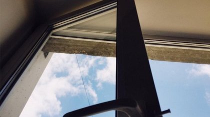 Павлодарда терезеден секірген ер адам ағашқа ілініп қалған