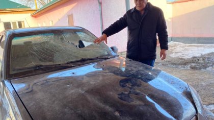 «Арыздарыңды алыңдар»: үйін қарақшылар өртеп жіберген зейнеткер полицияға наразы