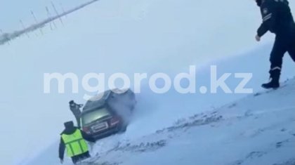 БҚО полицейлері  «Lexus 570» автокөлігін жаяу қуды (ВИДЕО)