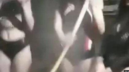 Өзбекстанда түнгі клубта жалаңаш күйде көже дайындаған қыздар түрмеге қамалды