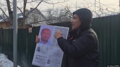 Қытай консулдығы алдындағы наразылықты түсірген белсенді полицияға шақыртылды