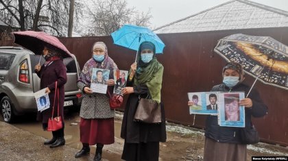 Қытай консулдығы алдындағы пикетті қолдаған зейнеткерге айыппұл салынды