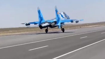 Маңғыстау облысында әскери ұшақ тасжолға қонды (ВИДЕО)