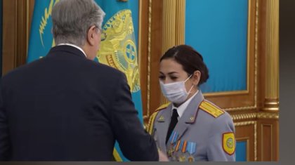 «Погонды ана»: көп балалы полиция қызметкері Тоқаевтың қолынан «Құрмет» орденін алды