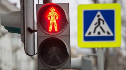 Астанада жасөспірім бағдаршамды сындырды