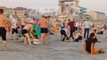 «Жабайылар»: Ақтау жағажайында жаппай төбелес болды (ВИДЕО)