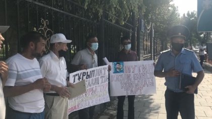 «Путин қазақ елінен қолыңды тарт». Шымкентте белсенділер Қуат Ахметовті қудаламауды талап етті