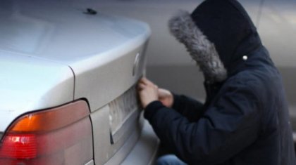 Елордалық тұрғын бөтен біреудің көлігінен нөмірлерін шешіп алған (ВИДЕО)